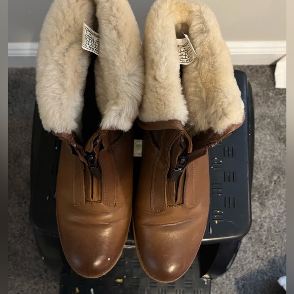 Women’s UGG boot size 10 brown in color gently used nice boot for casual style. - Picture 1 of 3